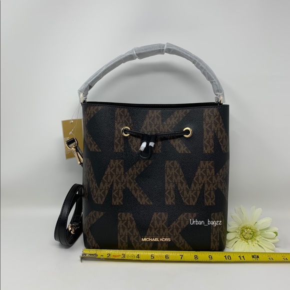 Michael Kors Suri Large Bucket Messenger & Wallet - Picture 9 of 16